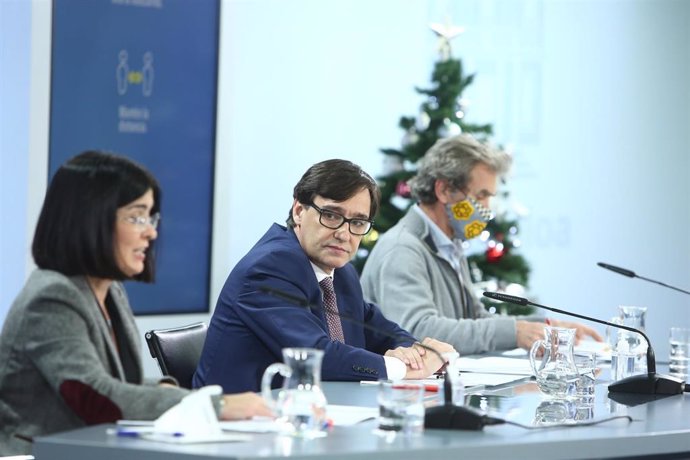 La ministra de Política Territorial y Función Pública, Carolina Darias, el ministro de Sanidad, Salvador Illa, y el director del Centro de Coordinación de Alertas y Emergencias Sanitarias, Fernando Simón, en Madrid, a 28 de diciembre