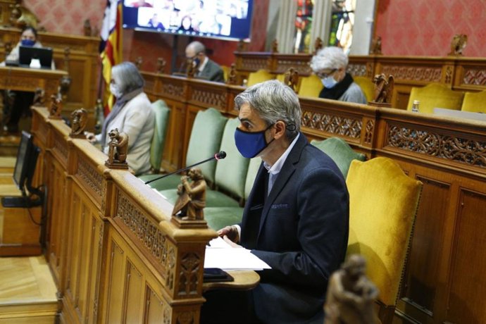 El conseller de Hacienda del Consell de Mallorca, Josep Lluís Colom, en el pleno de la institución insular.