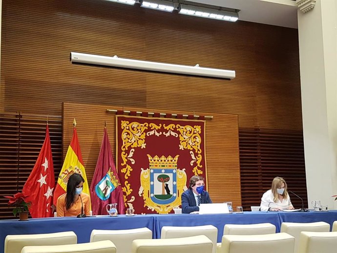 Villacís, Almeida y Sanz en la rueda posterior a la Junta de Gobierno del Ayuntamiento de Madrid