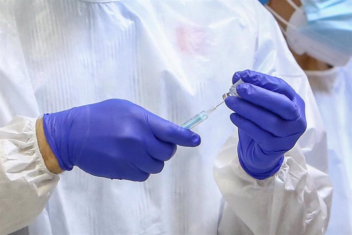 Un sanitario inyecta la vacuna durante el primer día de vacunación contra la Covid-19 en España, en la residencia de mayores Vallecas, perteneciente a la Agencia Madrileña de Atención Social (AMAS), en Madrid.