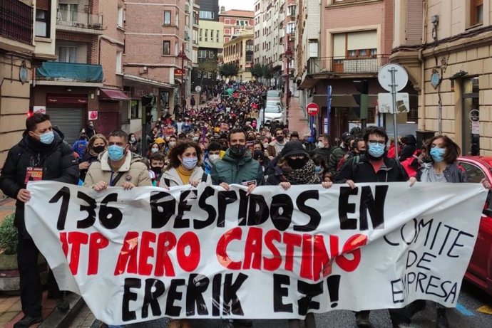 Manifestación de trabajadores de ITP de Barakaldo y Sestao contra los 136 despidos planteados por la empresa.