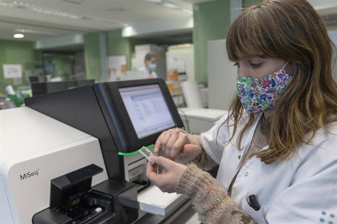 La doctora López, en el secuenciador.