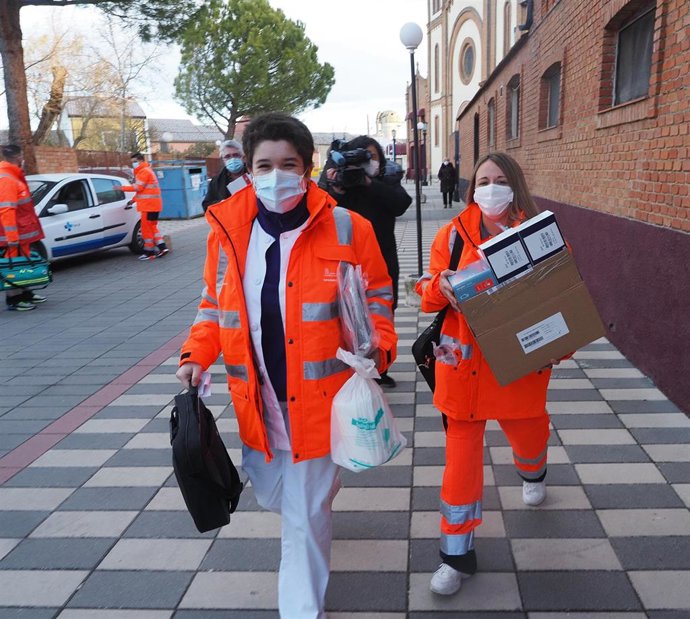 Dos sanitarias se disponen a entrar en la residencia de ancianos El Fontán para comenzar la vacunación contra la covid-19, en Nava del Rey (Valladolid, España) a 30 de diciembre de 2020. La Junta de Castilla y León inicia en todas las provincias de la C