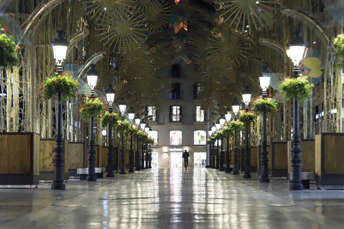Imagen de la calle Larios de Málaga de noche durnate la pandemia de la COVID