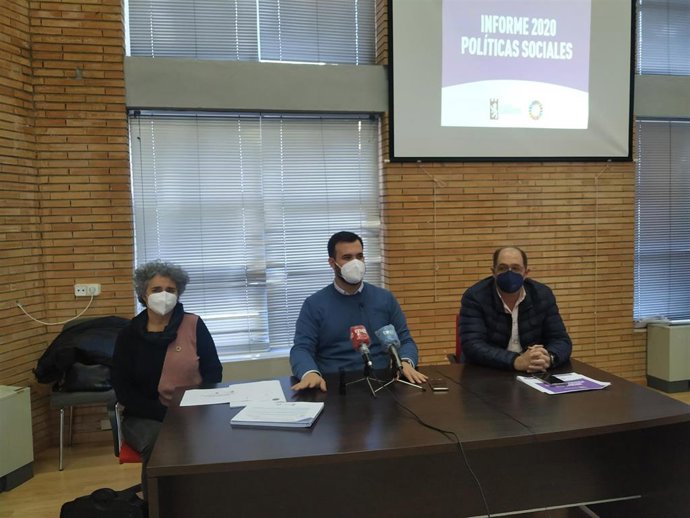 El alcalde de Cáceres, la concejala de Asuntos Sociales y el director del IMAS en una rueda de prensa de balance anual de las actuaciones en política social