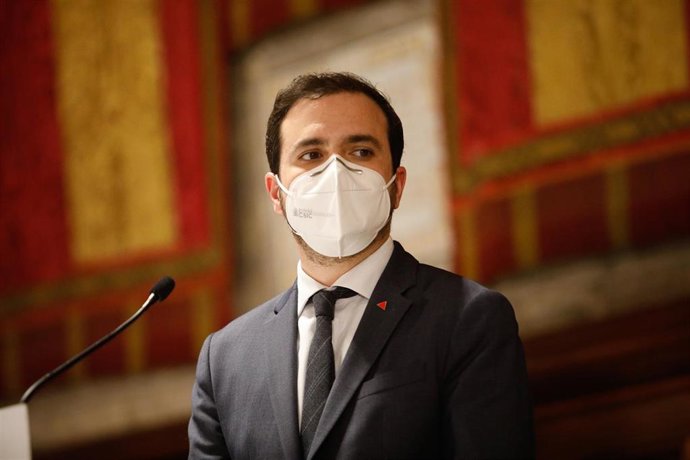 El ministro de Consumo y líder de IU, Alberto Garzón interviene en rueda de prensa después de una reunión de trabajo en el Ayuntamiento de Barcelona, Catalunya (España), a 17 de diciembre de 2020.