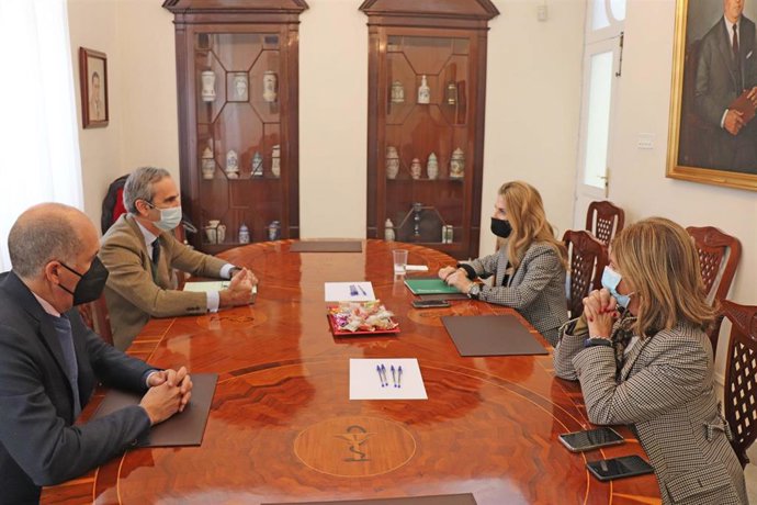 Mestre con el presidente de los farmacéuticos de Cádiz