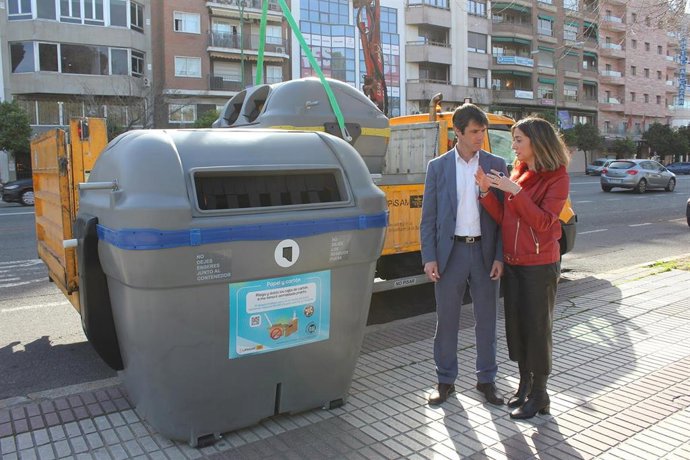 El delegado de Transición Ecológica, junto a un contenedor de Lipasam, en una foto de archivo
