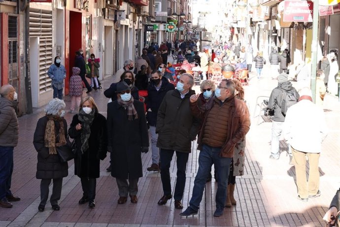 El alcalde de Zaragoza, Jorge Azcón, en un paseo por el distrito de Delicias para saludar a los comerciantes