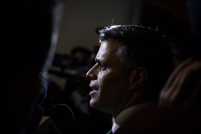 10 December 2020, Colombia, Bogota: Venezuelan opposition leader Leopoldo Lopez, who had escaped from prison in Venezuela and spent almost a year and a half in the Spanish embassy in Caracas, talks to jounrliasts during a press conference after he had t