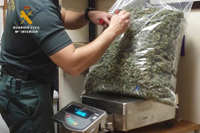Rdo. Nota De Prensa Guardia Civil (Dos Detenidos Con 38 Kilos De Marihuana Para Una Asociación Cannabica)