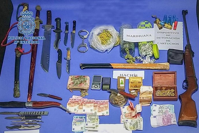 Armas y drogas incautadas por la Policía Nacional.