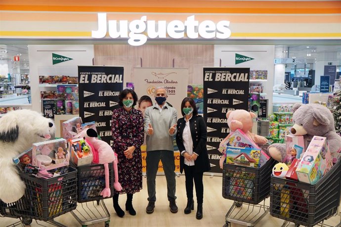 De izda a dcha, Guadalupe Corzo de Compras de El Corte Inglés, Paco Arango, presidente de Aladina y Raquel Coco, directora de El Corte Inglés El Bercial.