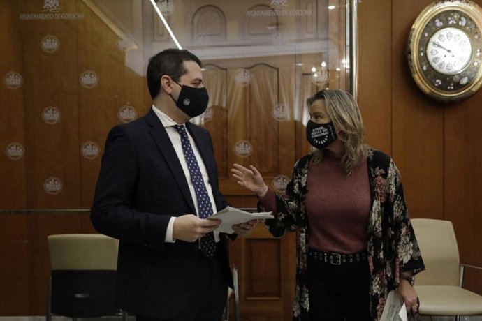 Bellido y Albás hablan sobre el nuevo programa de ayudas a pymes y autónomos.