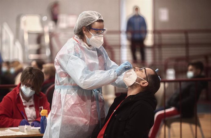 Un sanitario realiza test de antígenos de detección del covid, en la Zona Básica de Salud de Felipe II, en Móstoles