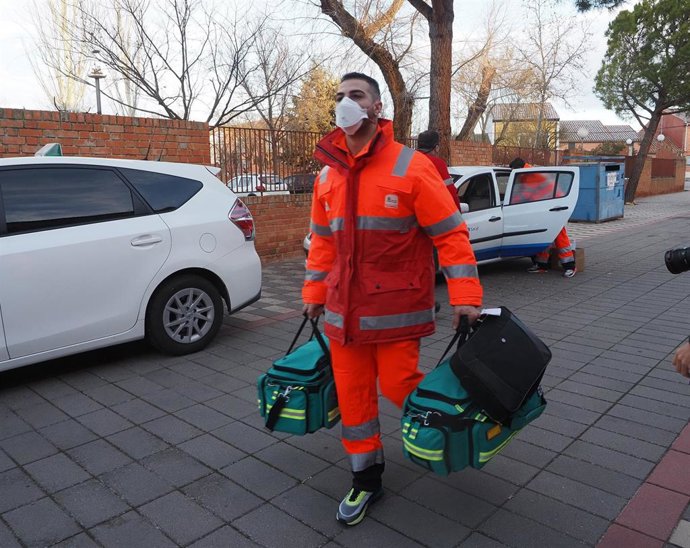 Un miembro de un equipo Covid llega a la residencia de ancianos El Fontán de Nava del Rey para vacunar a residentes y trabajadores.