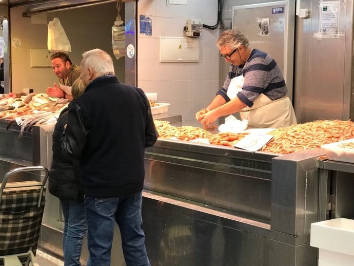 Imagen de archivo de un puesto de marisco del mercado del Carmen de Huelva. 