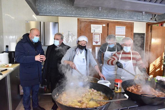 El delegado de Prolibertas y el deán del Cabildo en la visita al comedor social.