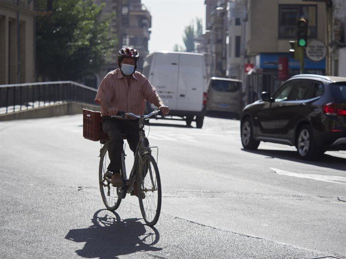 Un vecino de la localidad de Peralta monta en bicicleta por una calle, en Peralta, Navarra (España) a 23 de septiembre de 2020. 