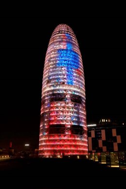 La Torre Glries de Barcelona se suma al homenaje de los profesionales sanitarios