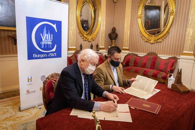 Firma del acuerdo entre Méndez Pozo (primero por la izda) y el alcalde.