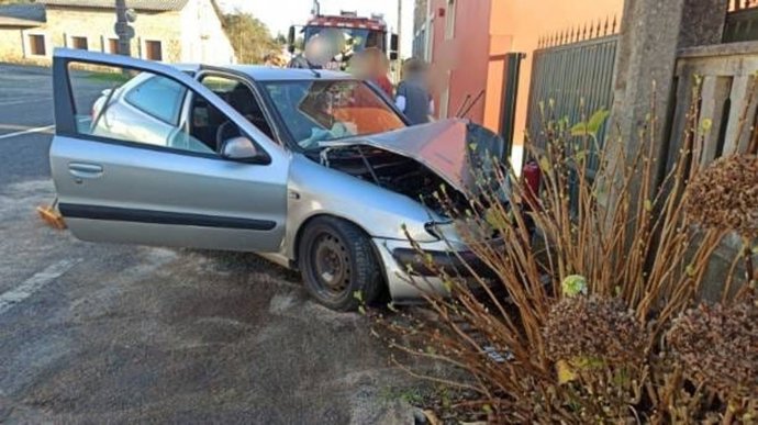 Accidente en Narón con un conductor investigado por superar la tasa de alcoholemia en una salida de vía con un menor en el coche