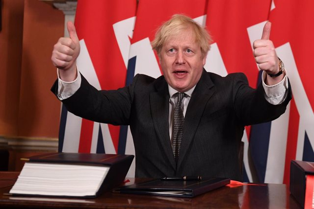 30 December 2020, England, London: UK Prime Minister Boris Johnson gives a thumbs up gesture after signing the EU-UK Trade and Cooperation Agreement at 10 Downing Street. Photo: Leon Neal/PA Wire/dpa