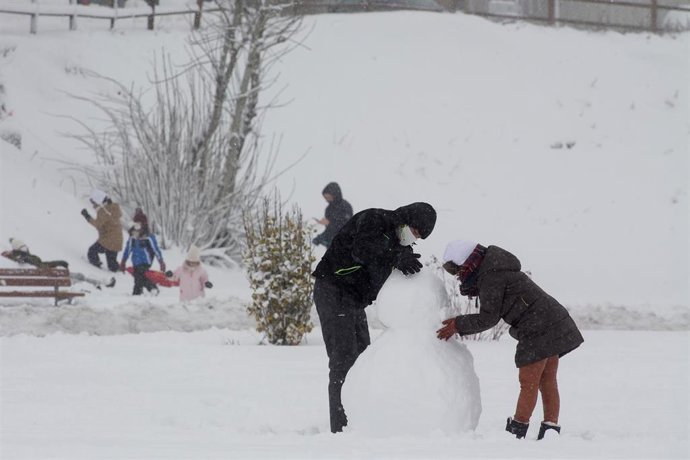 Varias personas disfrutan de la nieve en la parroquia de O Cebreiro, en Lugo, Galicia (España), a 29 de diciembre de 2020. 