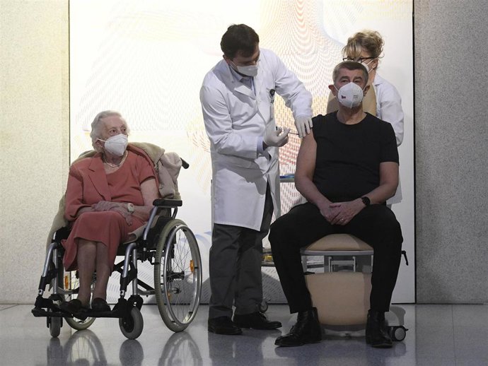 Andrej Babis, primer ministro checo, se vacuna frene a la COVID-19