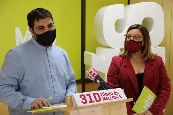 La vicepresidenta del Consell de Mallorca, Bel Busquets, y el secretario de Organización de la formación, el diputado Josep Ferr.