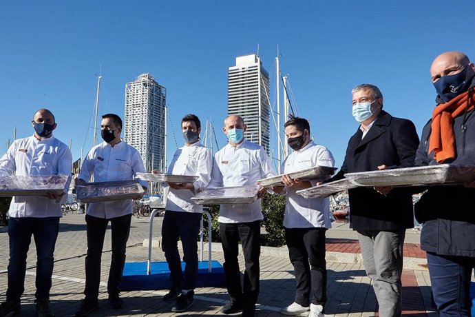 Imagen de la entrega del guiso solidario realizada hoy en el Puerto Olímpico de Barcelona