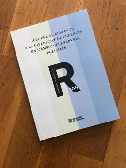 Ejemplar de la Guía para el respeto a la diversidad de creencias en el ámbito de los servicios policiales, destinada a las comisarías de los Mossos d'Esquadra.