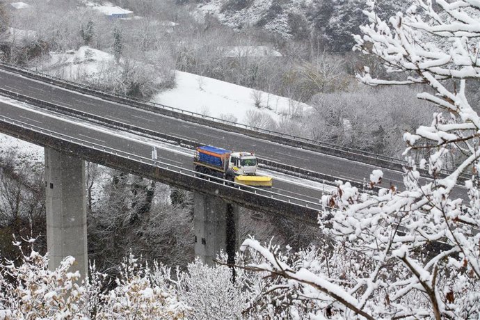 Una máquina quitanieve transita por un viaducto de la A6 a la altura de Doncos en Lugo, Galicia (España), a 4 de diciembre de 2020. 