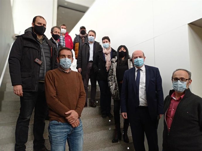 Participantes en la reunión con representantes de la industria láctea y de la distribución del sector del ovino de leche