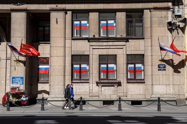 Banderas rusas decoran la fachada de un edificio situado en San Petersburgo.