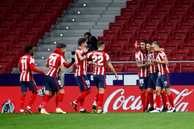 Luis Suárez celebra con sus compañeros un gol del Atlético de Madrid en LaLiga Santander