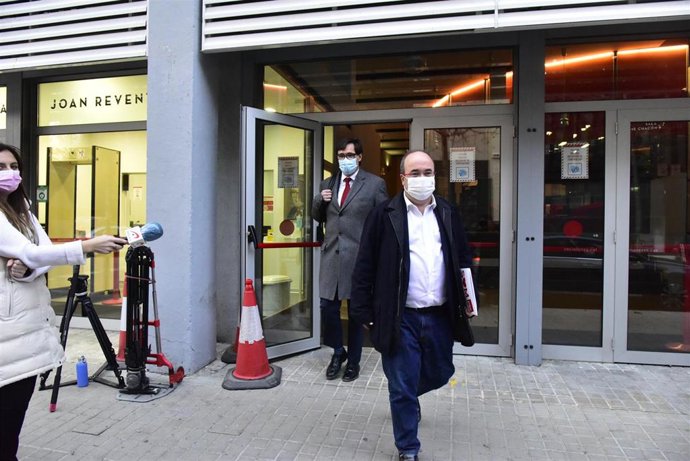 El ministro de Sanidad, Salvador Illa (i), y el primer secretario del PSC, Miquel Iceta (d), salen de la sede del PSC Catalunya, en la calle Pallars, para dirigirse a la sede del PSC Barcelona, en Barcelona, Cataluña (España), a 30 de diciembre de 2020.