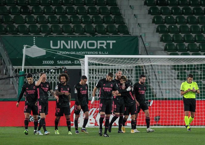 Los jugadores del Real Madrid celebran el 0-1 ante el Elche obra de Luka Modric