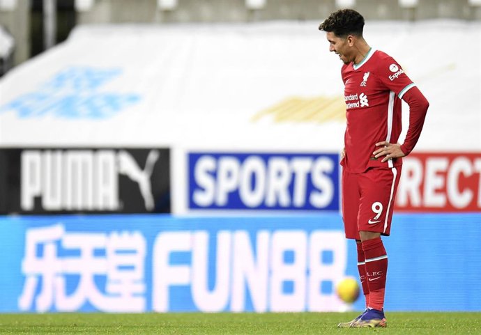Roberto Firmino se lamenta durante el Newcastle-Liverpool de la Premier 2020-2021