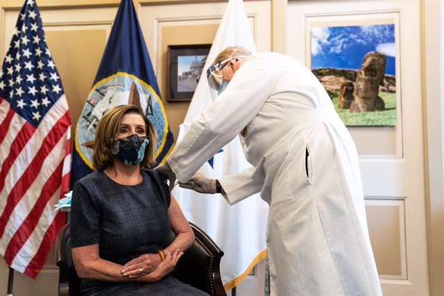 La presidenta de la Cámara de Representantes, Nancy Pelosi, recibiendo la vacuna contra el coronavirus.