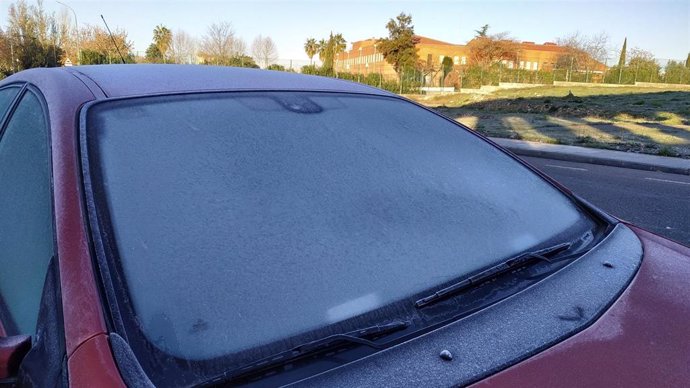 Escarcha en un coche una mañana con helada.