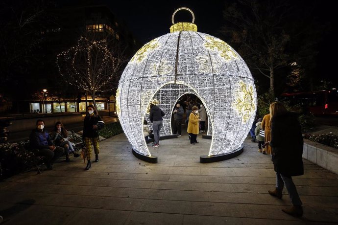 Las luces de la Navidad 2020 se encienden en Granada en mitad de la pandemia del coronavirus. Granada a 30 de noviembre 2020 ) (Foto de archivo).