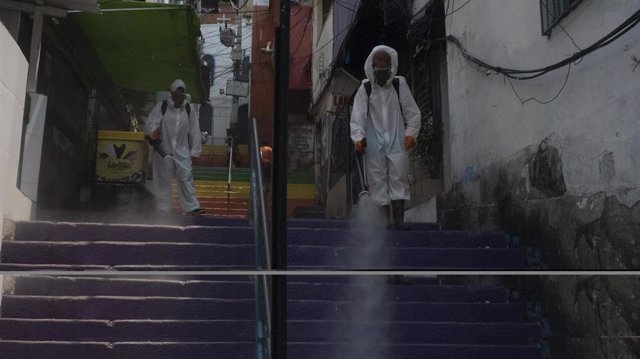 Labores de desinfección en una favela del barrio carioca de Botafogo en el marco de la crisis de la pandemia del nuevo coronavirus.