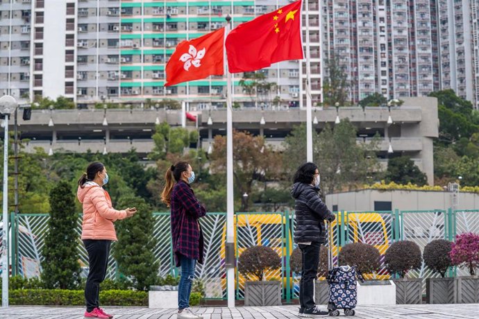 Personas esperando su turno para las pruebas diagnósticas el coronavirus en China.