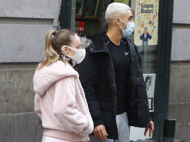 Ester Expósito y Alejandro Speitzer