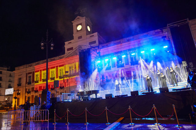 El músico Nacho Cano actúa minutos antes de las campanadas de Fin de Año, en la Puerta del Sol