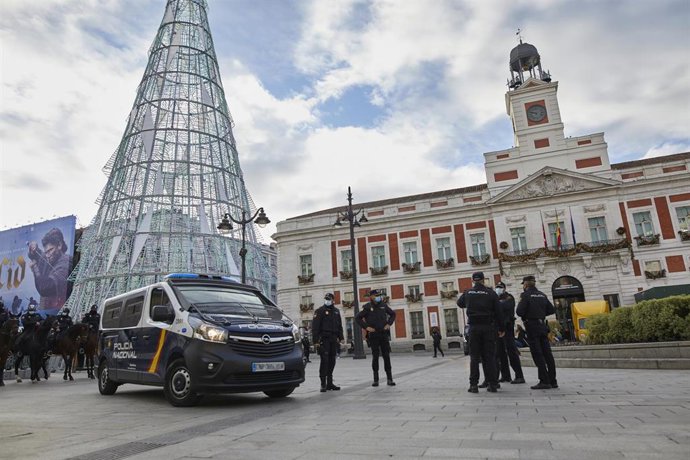 Varios agentes de la Policía Nacional del dispositivo especial de seguridad en el marco de la 'Operación Navidad'