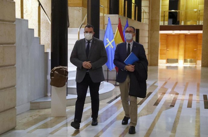 El presidente del Principado de Asturias, Adrián Barbón, junto con el consejero de Salud, Pablo Fernández Muñiz
