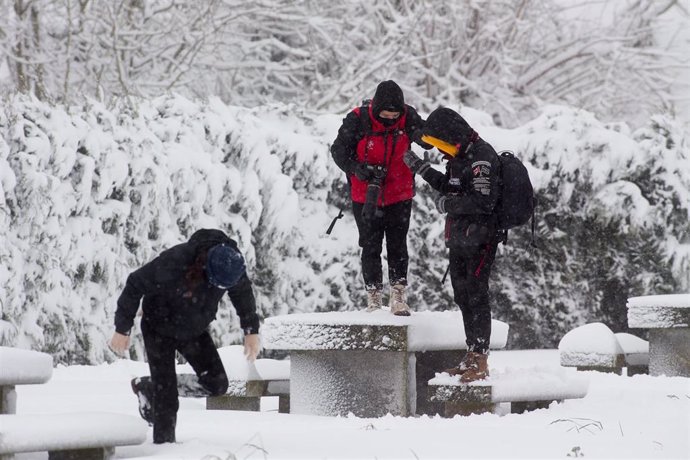 Varias personas disfrutan de la nieve en la localidad de Pedrafita do Cebreiro, en Lugo, Galicia (España), a 29 de diciembre de 2020. El temporal de nieve ha dificultado la circulación en más de un centenar de carreteras en las provincias de Lugo y Oure