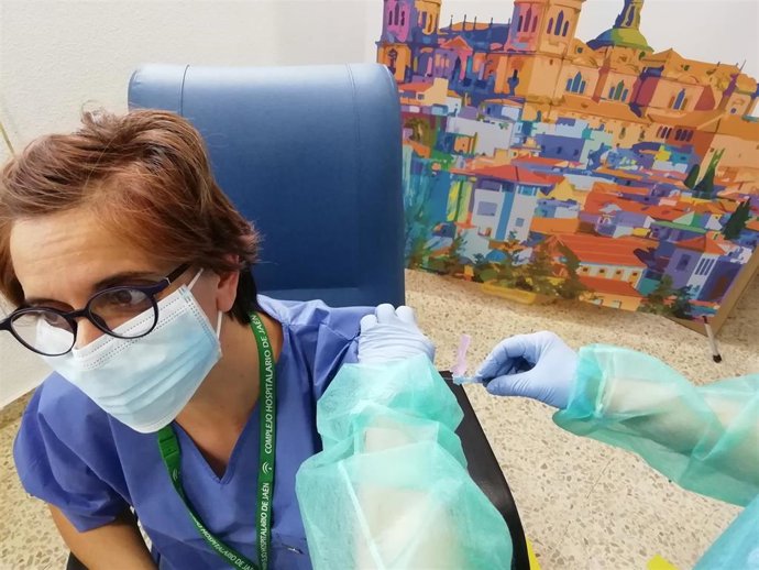 Imagen de archivo de las primeras vacunas administradas en Andalucía